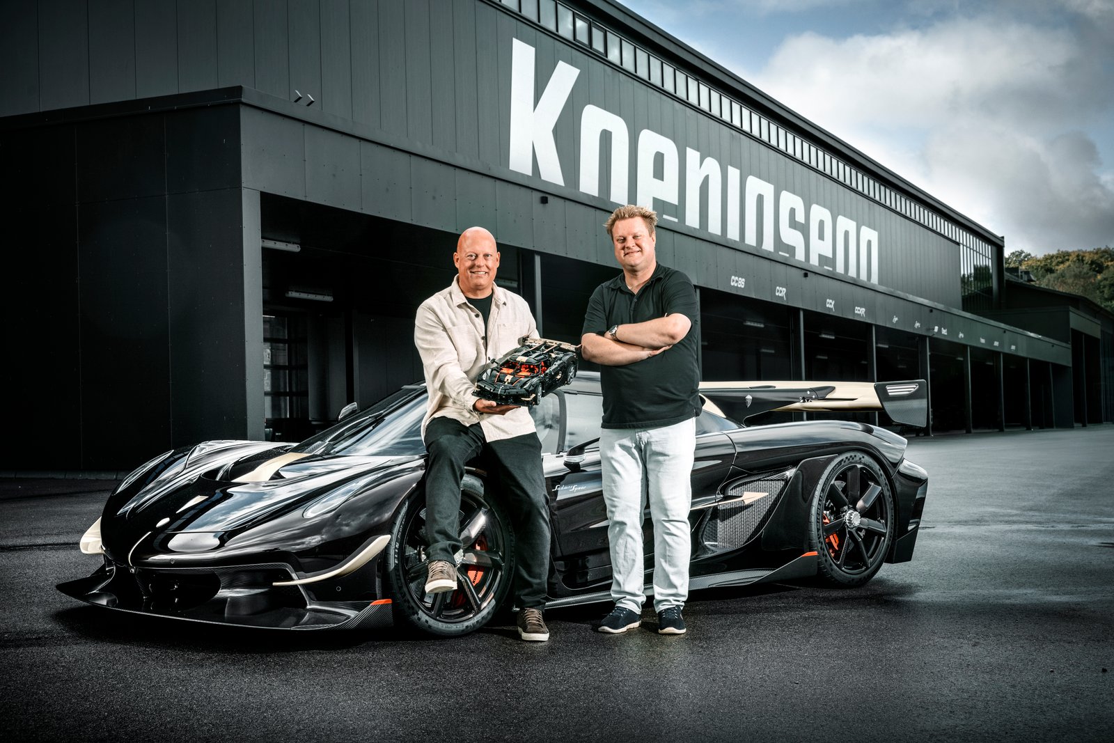 Модель LEGO Technic Koenigsegg Sadair’s Spear та справжній автомобіль